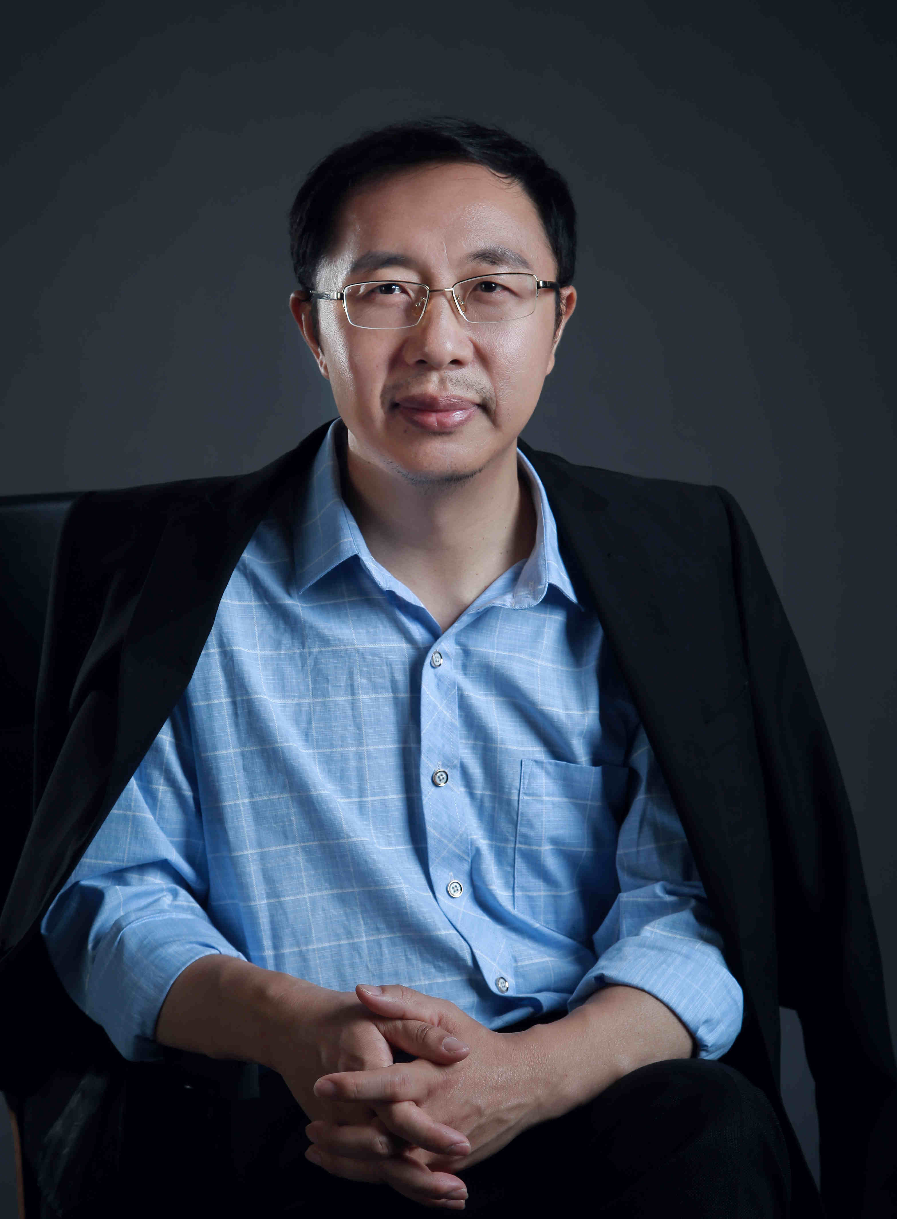 贺刚形象照_副本